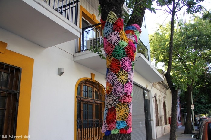 Árbol intervenido, barrio de Palermo, Buenos Aires, Argentina - Buenos Aires Street Art